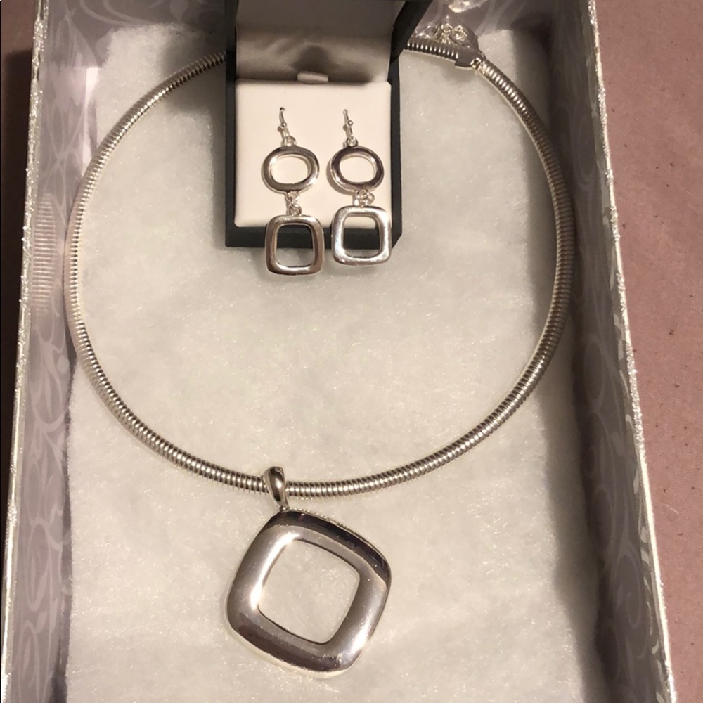 Necklace with matching earring never worn